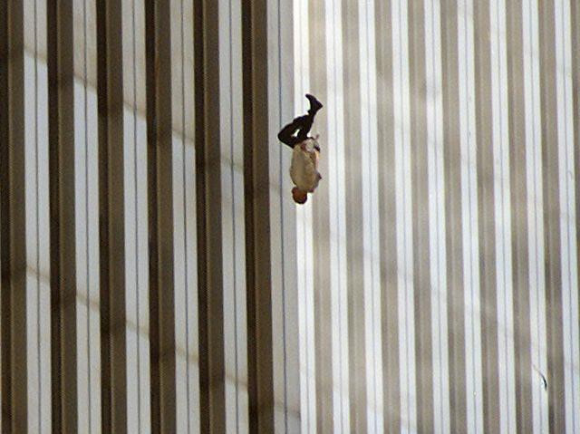 Hàng nghìn người đã bị mắc kẹt ở các tầng trên của hai tòa tháp. Nhiều người chết ngay lập tức khi các máy bay đâm vào. Một số khác chọn cách gieo mình để thoát khỏi đám cháy và khói. Bức ảnh “Người đàn ông rơi” (The Falling Man) được chụp bởi nhiếp ảnh gia Richard Drew của hãng tin AP, một trong số những bức ảnh gây ám ảnh nhất trong sự kiện 11/9. Danh tính người đàn ông trong bức ảnh chưa bao giờ được xác định. Ảnh: AP.