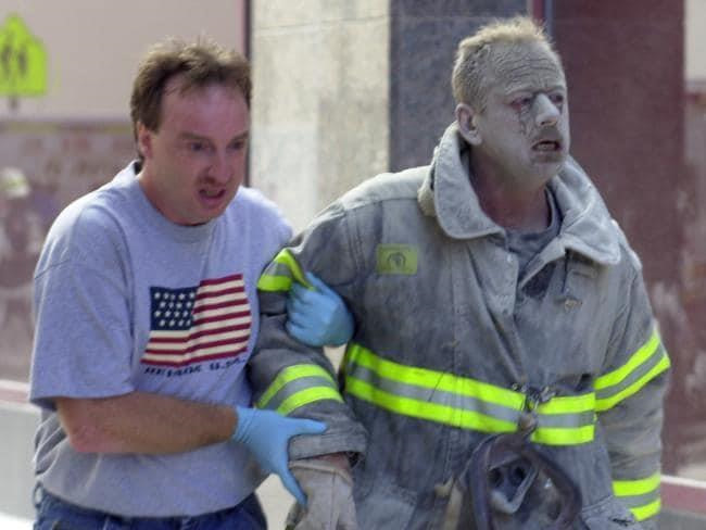 Bụi bao phủ một lính cứu hỏa tham gia giải cứu tại hiện trường. Khi vụ tấn công xảy ra, Sở Cứu hỏa thành phố New York đã nhanh chóng đến hiện trường. 343 thành viên đội cứu hỏa đã thiệt mạng khi cố gắng cứu người trong các tòa tháp đang cháy. Ảnh: Getty.