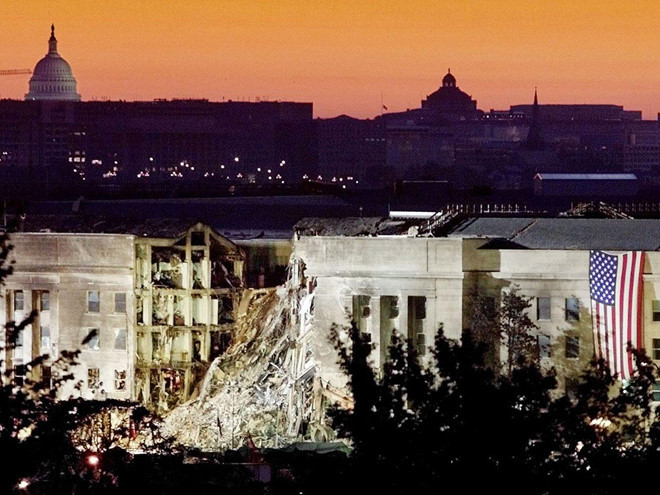 Một phần của Lầu Năm Góc bị phá hủy sau cú đâm trên. Ảnh: Reuters.