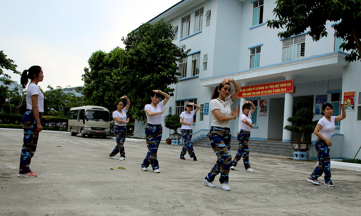 Nữ quân nhân của Lữ đoàn Hải quân thực hành 16 động tác võ tay không.