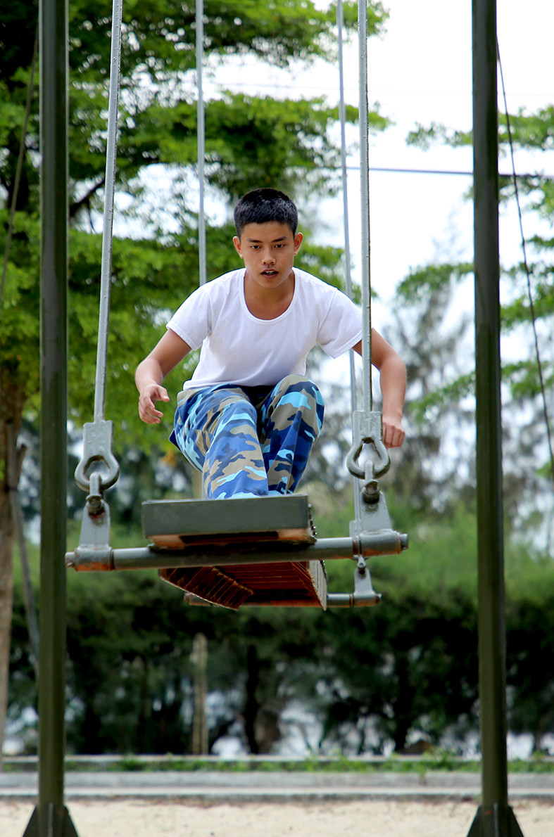 Luyện tập đi trên cầu sóng.