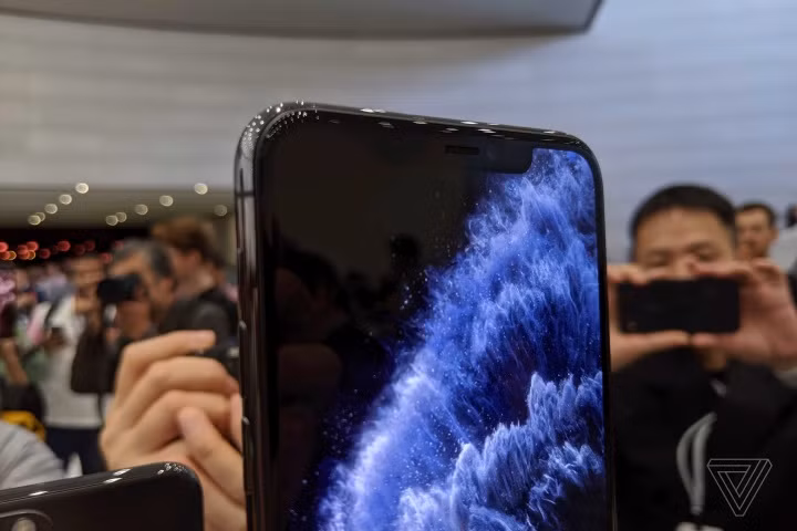Apple đã công bố iPhone 11 Pro và iPhone 11 Pro Max. Chúng là những bản nâng cấp từ iPhone XS và XS Max năm ngoái, nhưng với một hệ thống camera mới (gồm 2 cảm biến cũ được nâng cấp và một cảm biến mới, góc siêu rộng 120 độ). Từ bên ngoài, iPhone 11 Pro và 11 Pro Max trông tốt hơn một chút so với iPhone XS/XS Max, chủ yếu nhờ mặt lưng được thiết kế nhám, sẽ được lòng nhiều người dùng hơn. Apple cho biết mặt kính máy cũng bền hơn, và lưng máy nay là một khối thống nhất, không hề có đường cắt nào quanh cụm camera nữa.
