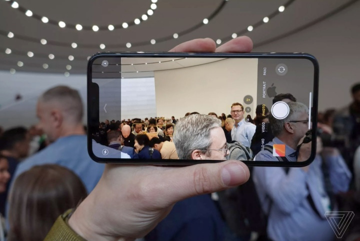 Phóng viên TheVerge cũng không thể thử chế độ chụp đêm (Night mode), nhưng họ nhận định tốc độ mở camera là rất nhanh, và tốc độ chụp còn nhanh hơn. Ngay cả nếu chiếc Pixel 4 sắp tới có thể đánh bại được chất lượng ảnh chụp của iPhone, nó cũng khó lòng đạt được tốc độ này. Nhưng với iPhone, đó là "chuyện thường ngày ở huyện".