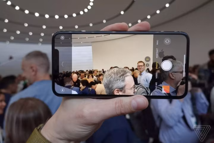 Phóng viên TheVerge cũng không thể thử chế độ chụp đêm (Night mode), nhưng họ nhận định tốc độ mở camera là rất nhanh, và tốc độ chụp còn nhanh hơn. Ngay cả nếu chiếc Pixel 4 sắp tới có thể đánh bại được chất lượng ảnh chụp của iPhone, nó cũng khó lòng đạt được tốc độ này. Nhưng với iPhone, đó là "chuyện thường ngày ở huyện".