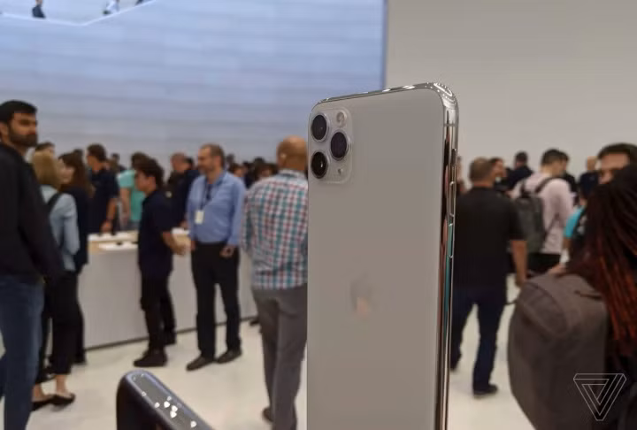 Màn hình iPhone 11 Pro/11 Pro Max về cơ bản cũng không khác XS. Màn hình này được cho là sáng hơn nhiều khi dùng dưới trời nắng, nhưng với vi xử lý mới, thời lượng pin mới là thứ người dùng kỳ vọng chứ không hẳn là độ sáng màn hình. iPhone 11 Pro/11 Pro Max không có 3D Touch, và sẽ chẳng ai nhớ đến chúng cả.