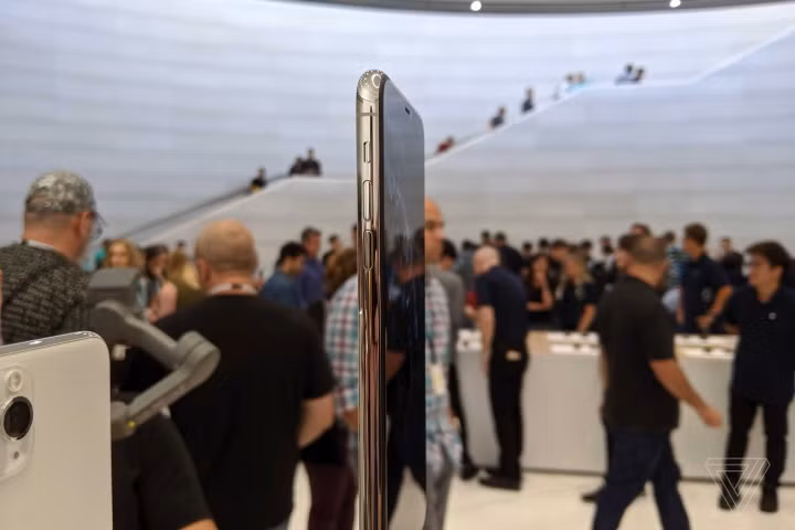 Trên iPhone 11 Pro/iPhone 11 Pro Max, Apple chơi lớn và khoe hết lời về vi xử lý A13 Bionic của mình, rằng đây là CPU và GPU nhanh nhất từng thấy trên một chiếc điện thoại, nhưng quá trình trên tay cho thấy tốc độ cũng tương đương iPhone XS mà thôi (có lẽ vì XS đã quá nhanh rồi chăng?). Với vi xử lý này, Apple không chỉ tập trung vào tốc độ, họ còn tập trung vào machine learning (máy học) và thời lượng pin – có lẽ lời hứa hẹn iPhone 11 Pro sẽ có pin trâu hơn đến 4 tiếng so với iPhone XS là sự thật.