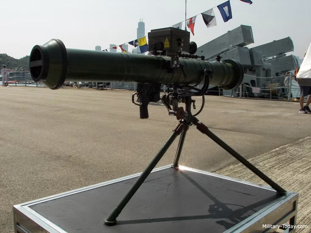 Quan sát kỹ phần thân nhỏ của súng chống tăng PF-98 cho thấy nó là một sản phẩm mới trong chương trình hiện đại hóa của PLA trong những năm 1990. Mục đích của nó được hiểu như một sự thay thế cho các loại súng không giật Type 83 được sử dụng bởi các lực lượng mặt đất của PLA.