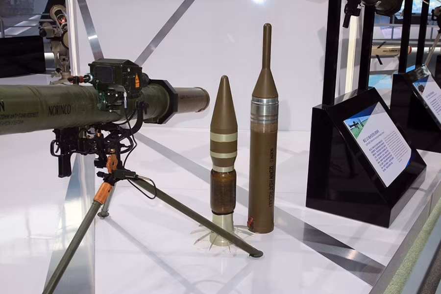 PF-98 còn được trang bị đạn nổ mạnh đa năng có 120 quả bi thép và các vật liệu dễ cháy. Đạn này có khả năng xuyên 400 mm giáp (ở góc dưới 55 độ). Do tính chất phá mảnh, nó tiêu diệt kíp chiến đấu bên trong bằng sóng xung kích và phá mảnh tiêu diệt bộ binh trong bán kính 25m. Tầm bắn tối đa là 1.800-2.000m.