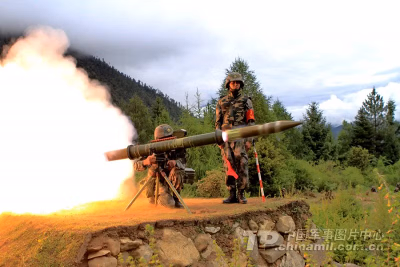 Trước khi bắn, PF-98 được nạp thông qua một ống phóng đựng riêng biệt gắn liền với khóa nòng của nó, tương tự như LRAC của Pháp hoặc B-300 của Israel. Ống phóng này mang một đầu đạn nổ mạnh chống tăng 120mm. Đối với công sự nó có đầu đạn nổ mạnh 120mm.