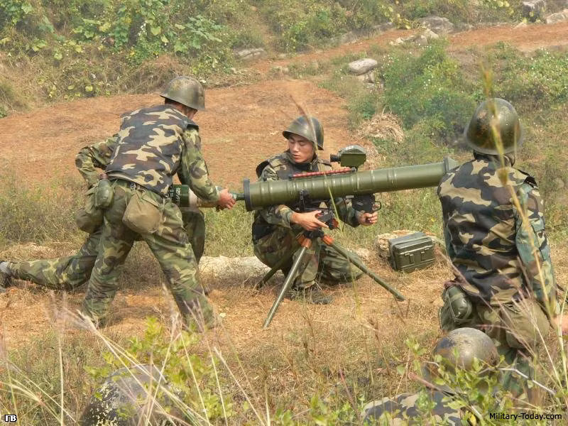 Súng chống tăng PF-98 được sử dụng bởi các đội chống tăng và kíp chiến đấu gồm 3 người. Khi bắn từ một vị trí chuẩn bị, PF-98 được gắn trên một giá đỡ 3 chân và chỉ cần một người lính bộ binh duy nhất có thể sử dụng PF-98.