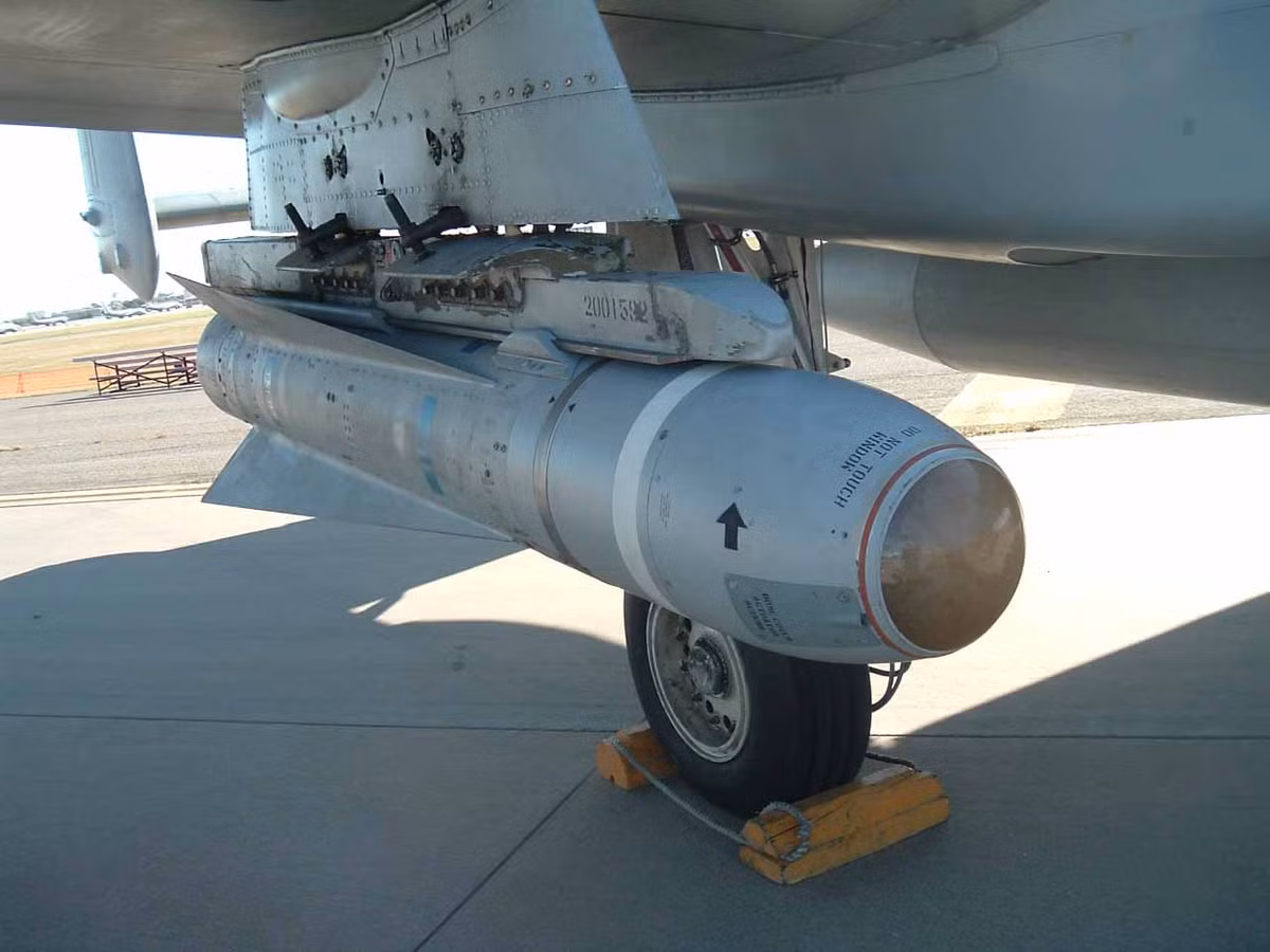 Kể từ khi được đưa vào sử dụng, nhiều phiên bản tên lửa AGM-65 Maverick đã được thiết kế và sản xuất, sử dụng các đầu dò bằng quang điện tử, laser, hồng ngoại, cảm biến CCD.