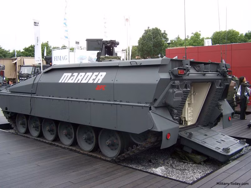 Marder Revolution có kíp chiến đấu 2 người và có thể mang 8 binh sĩ với đầy đủ thiết bị. Binh lính chui vào và đi ra chiếc xe qua một cửa dốc vận hành bằng điện phía sau. Ngoài ra còn có cửa nóc để quan sát, bắn và thoát hiểm.