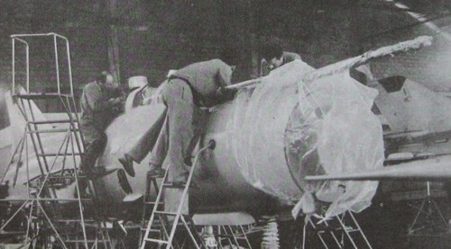 Thời kỳ đầu, các máy bay tiêm kích MiG được vận chuyển bằng đường tàu hỏa qua Trung Quốc tới Việt Nam. Nhưng về sau, hầu hết các máy bay MiG (chủ yếu từ MiG-21) được cung cấp bằng đường biển và đường hàng không (bằng máy bay An-12) tới Việt Nam. Ảnh: Các máy bay tiêm kích MiG-21 trong tình trạng tháo rời vừa được đưa tới Việt Nam.