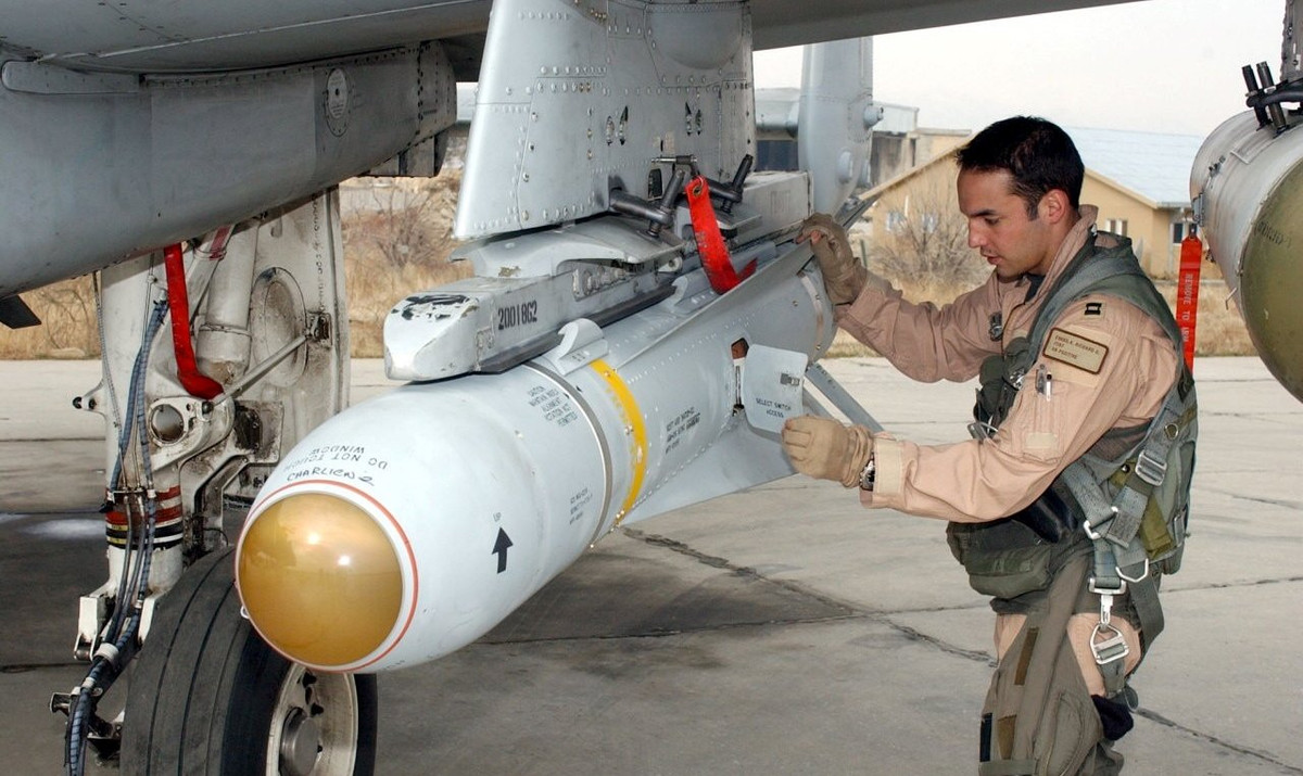 AGM-65A/B Maverick A/B sử dụng đầu dẫn quang điện tử ban ngày, AGM-65D/F/G Maverick D/F/G sử dụng đầu dẫn hình ảnh hồng ngoại, AGM-65E Maverick E sử dụng đầu dẫn bằng laser bán chủ động và AGM-65H/J/K Maverick H/J/K sử dụng đầu dẫn bằng cảm biến CCD. Ảnh: AGM-65H Maverick H.