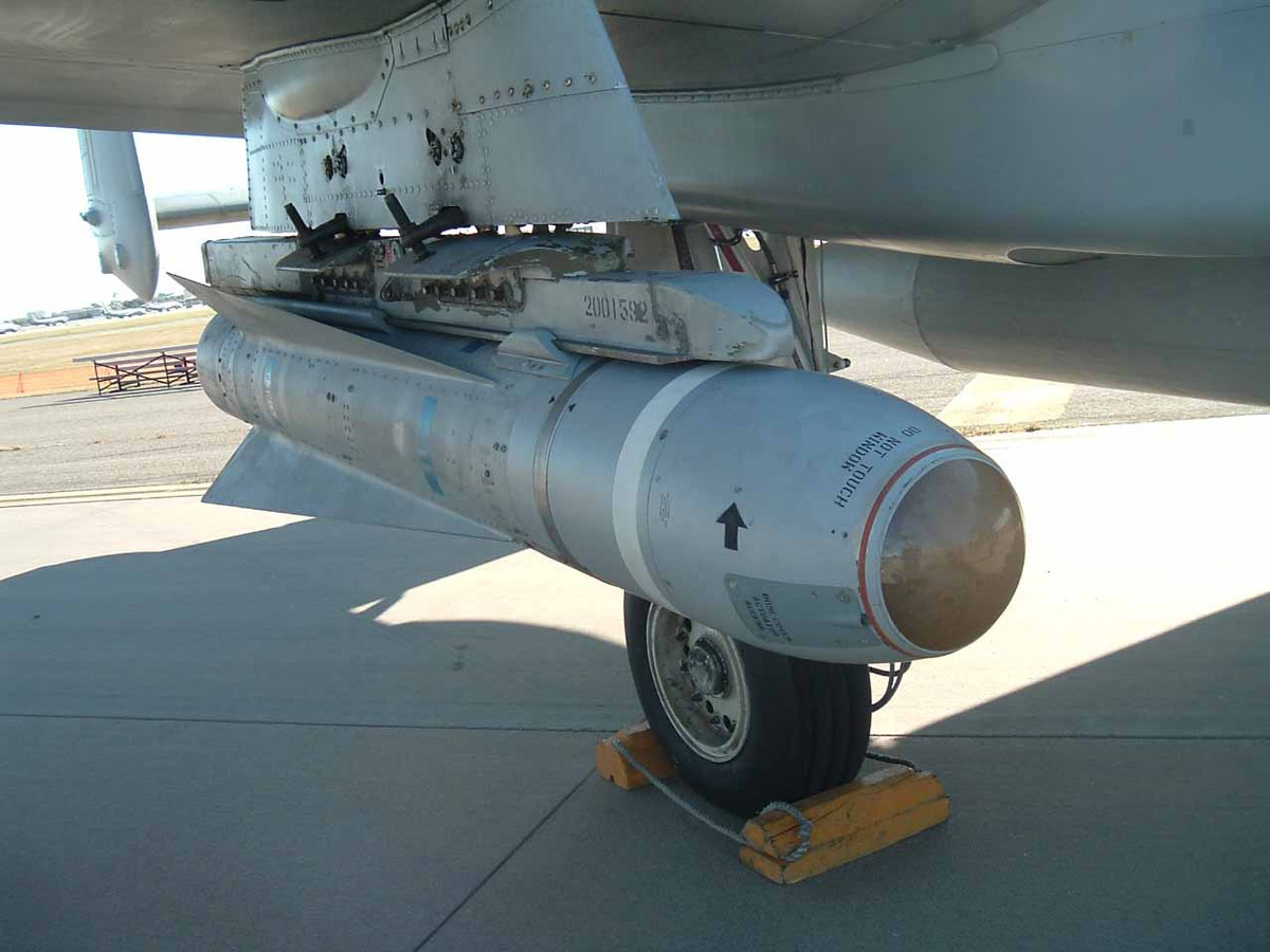 Kể từ khi được đưa vào sử dụng, nhiều phiên bản tên lửa AGM-65 Maverick đã được thiết kế và sản xuất, sử dụng các đầu dò bằng quang điện tử, laser, hồng ngoại, cảm biến CCD.