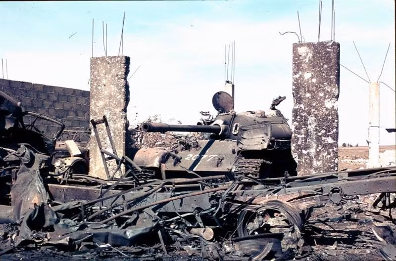 Xe tăng T-54/55 tuy kém hơn T-62 nhưng vẫn mạnh hơn M48 Patton, dẫu vậy kết cục vẫn là “cháy hoặc nát”.