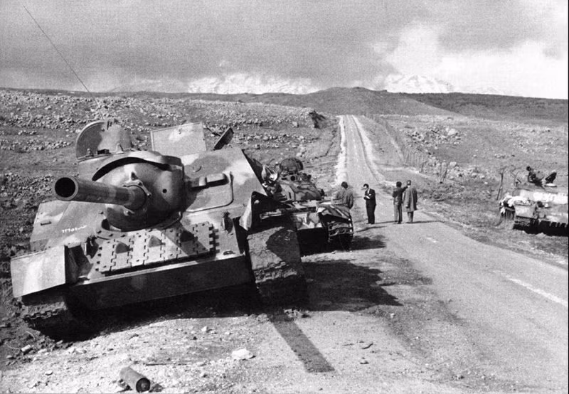 Ảnh: Pháo tự hành SU-100 của Quân đội Syria bị bắn hỏng.