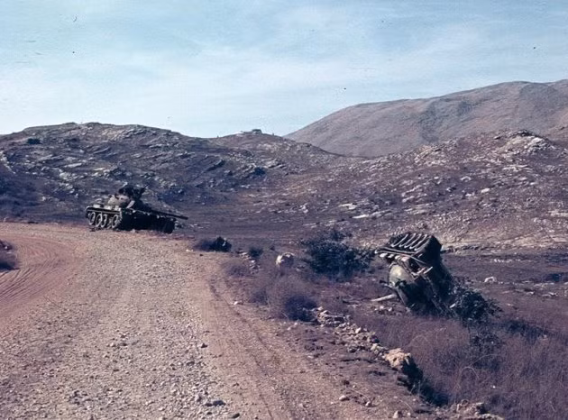 Một trong hai chiếc T-54/55 bị lật nghiêng.