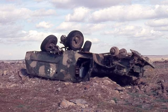 BTR-152 bị bắn lật nghiêng.