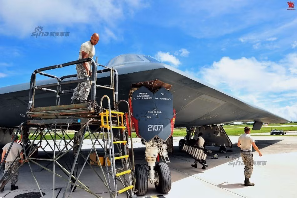 Trước mỗi chuyến bay, việc đầu tiên các kỹ thuật viên phải làm là kiểm tra tình trạng máy bay.