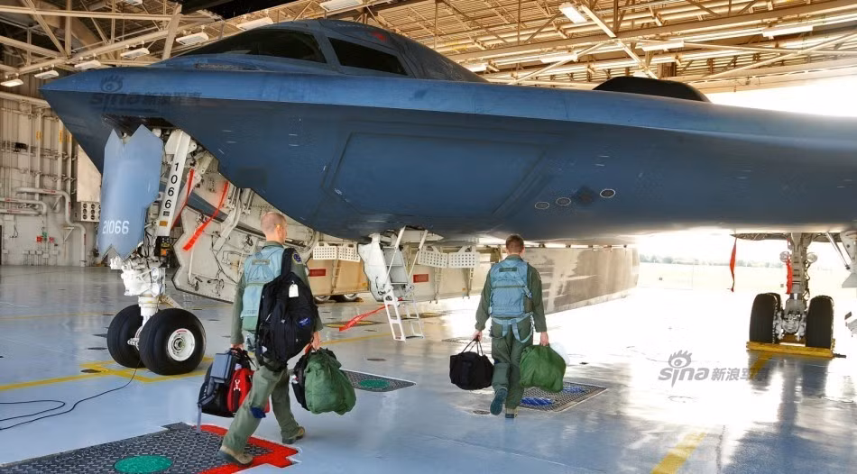 Tuy tải trọng vũ khí của B-2 chỉ 18 tấn, thua kém hơn B-52 với B-1B, nhưng lợi thế của nó là khả năng tàng hình chống radar của đối phương, có khả năng đột phá hệ thống phòng không phức tạp nhất thế giới.