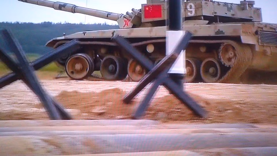 Cận cảnh khoảnh khắc bánh chiếc Type 96B bị rơi ra khỏi trục trên thân xe.