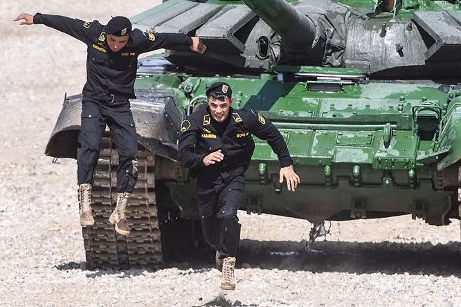 Kíp lái tăng Kazakhstan trong vòng bán kết.