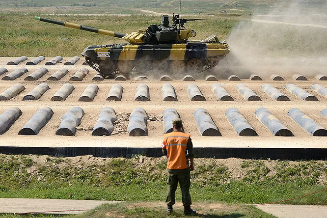 Team Nga đang phi hết tốc lực ở vòng cuối vượt chướng ngại vật.