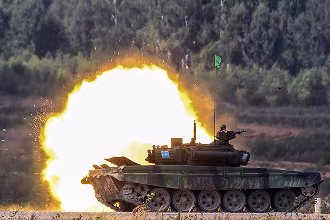 Tăng T-72B3 đội Kazakhstan đang nã pháo vào mục tiêu ở vòng thi đầu tiên trong cuộc đấu bán kết.
