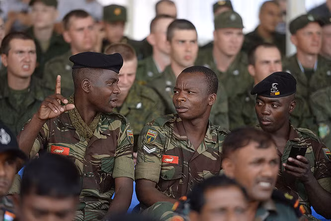 Binh sĩ Zimbabwean trên khán đài cổ vũ.