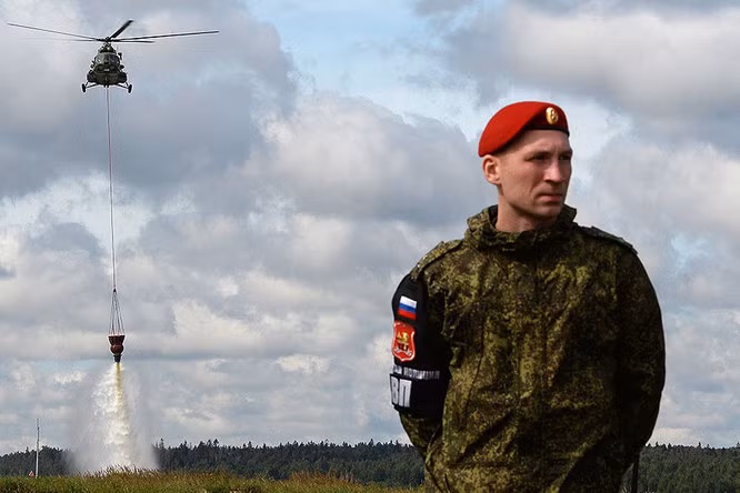 Trực thăng Mi-8 làm nhiệm vụ dập lửa tại thao trường Albino.