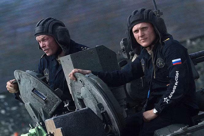 Hầu hết các đội tham gia Tank biathlon 2016 dùng xe tăng T-72B3, trong khi đó chỉ có riêng Trung Quốc dùng tăng Type 96B do nước này tự sản xuất. Ảnh: Hai trong 3 thành viên kíp lái xe tăng đội Nga.