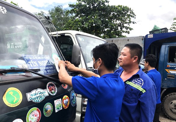 TP HCM dán logo xe rác, có ngăn được rác lậu? TP HCM dan logo xe rac, co ngan duoc rac lau?
