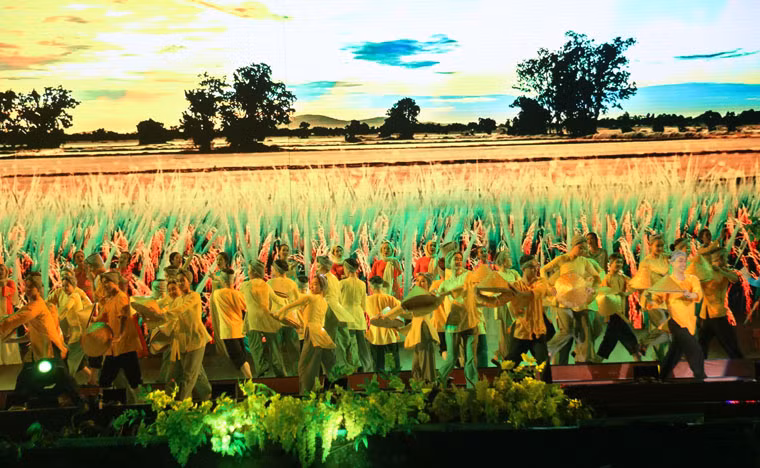 Hàng vạn người dân địa phương và du khách về Châu Đốc dự lễ hội Vía Bà núi Sam cũng đến tham dự đêm khai mạc Tháng du lịch An Giang 2017 với chủ đề “An Giang – Non nước hữu tình”. 