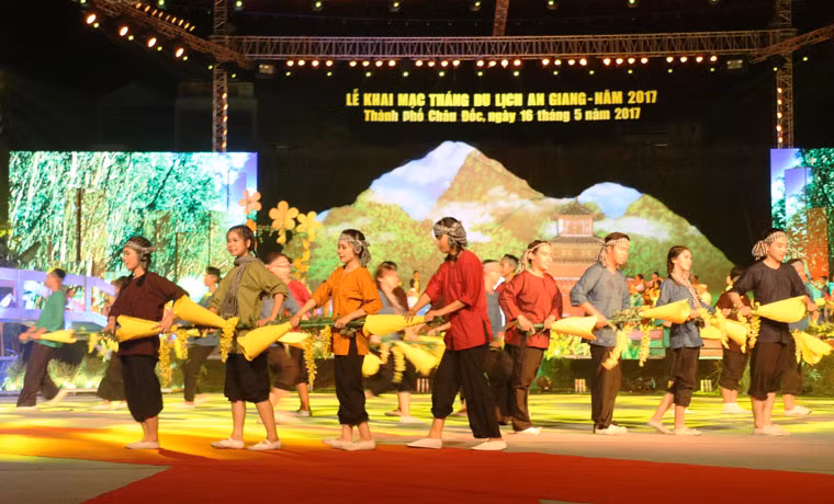 Bên cạnh lễ hội Vía Bà núi Sam Chân Đốc, An Giang có cảnh quan thiên nhiên sông núi hữu tình, nhiều danh thắng, di tích văn hoá lịch sử… mỗi năm thu hút hơn 6 triệu du khách. 