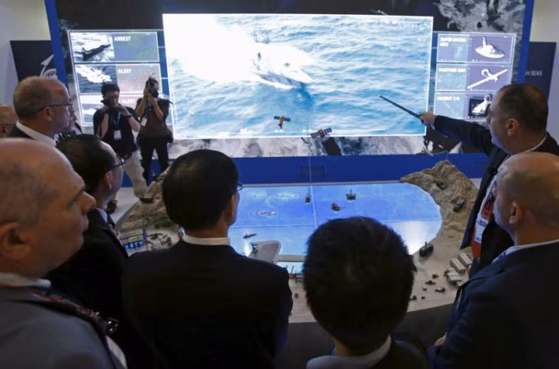 Các khách thăm quan đang tìm hiểu hệ thống tàu tuần tra không người lái.