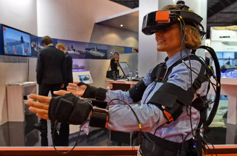 Một vị khách thăm quan đang trải nghiệm hệ thống huấn luyện mô phỏng hải quân của hãng ThyssenKrupp Đức.