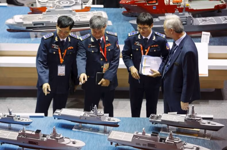 Đoàn cán bộ Cảnh sát biển Việt Nam thăm quan tìm hiểu mô hình các tàu tuần duyên ở triển lãm IMDEX 2015.