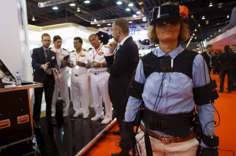 Vị khách nữ trải nghiệm hệt thống huấn luyện và thông tin ảo tàu chiến ViSTIS.