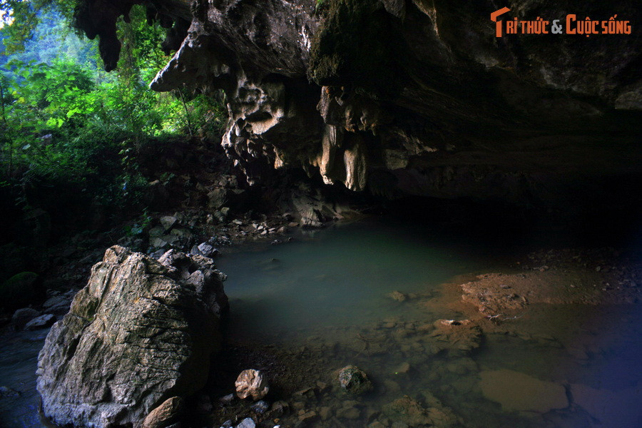 Vào mùa mưa, một dòng suối nhỏ sẽ chảy qua nền hang, tụ lại ở cửa hang thành một hồ nước nhỏ.