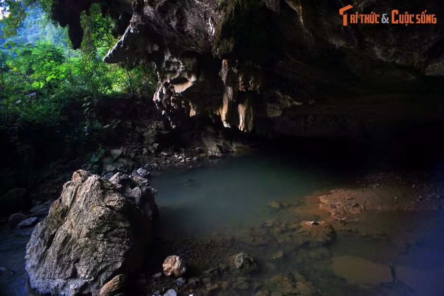 Vào mùa mưa, một dòng suối nhỏ sẽ chảy qua nền hang, tụ lại ở cửa hang thành một hồ nước nhỏ.