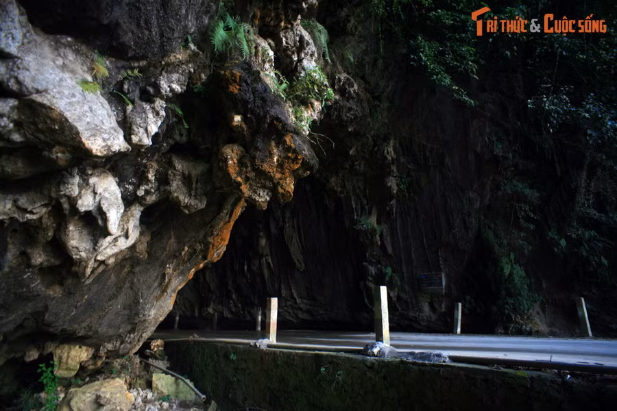 Đây chính là hang Ngườm Bang, một hang động tự nhiên xuyên qua dãy núi Phia Rân, nối liền hai xóm Bản Thuộc, xã Đồng Loan và xóm Bang Trên (nay là xóm Hợp Nhất), thuộc xã Lý Quốc, huyện Hạ Lang.