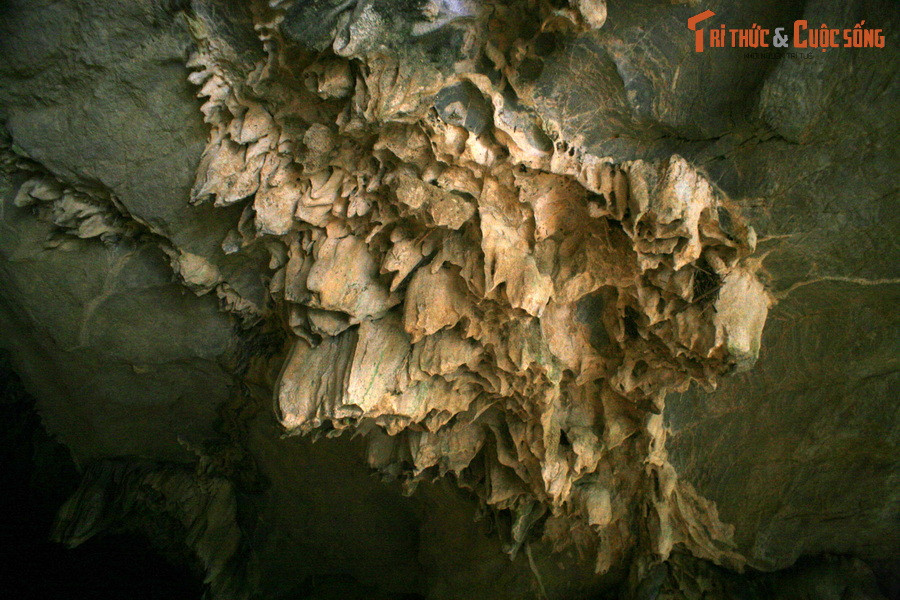 Nơi đây có nhiều thạch nhũ hình dạng kỳ ảo, như muốn đánh đố trí tưởng tượng của những ai ghé thăm.