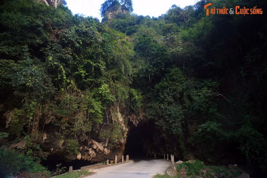 Do những truyền thuyết đáng sợ về một sinh vật huyền bí sống trong hang được lưu truyền, ngày xưa rất ít người dám đi qua hang Ngườm Bang. Thay vì đi qua hang, người ta làm một con đường nhỏ vượt núi để đi.