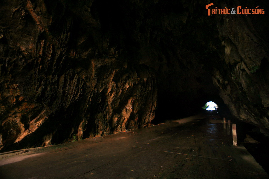 Ngày nay, hang Ngườm Bang có chiều dài gần 100 mét, rộng hơn 10 mét, cao 10 mét. Hai bên vách hang có nhiều dấu vết của quá trình đục đẽo, mở rộng.