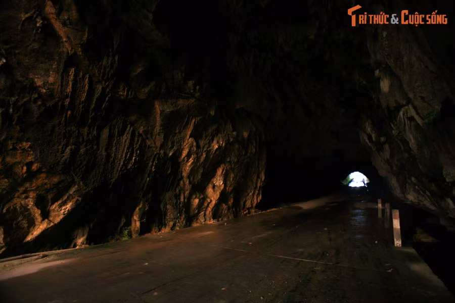 Ngày nay, hang Ngườm Bang có chiều dài gần 100 mét, rộng hơn 10 mét, cao 10 mét. Hai bên vách hang có nhiều dấu vết của quá trình đục đẽo, mở rộng.