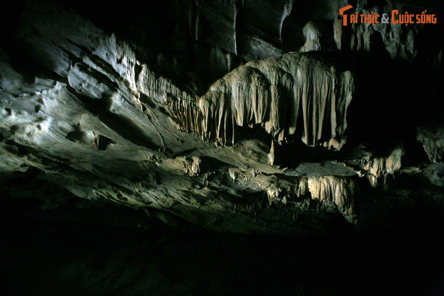 Nhiệt độ trong hang luôn mát lạnh vào mùa hè, ấm áp vào mùa đông, là nét đặc trưng của các hang động đá vôi.