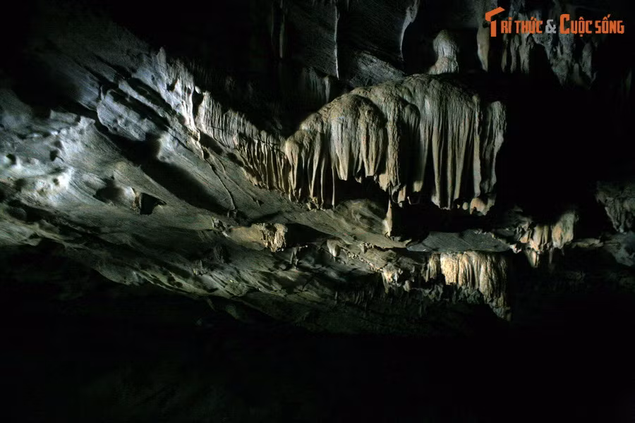 Nhiệt độ trong hang luôn mát lạnh vào mùa hè, ấm áp vào mùa đông, là nét đặc trưng của các hang động đá vôi.