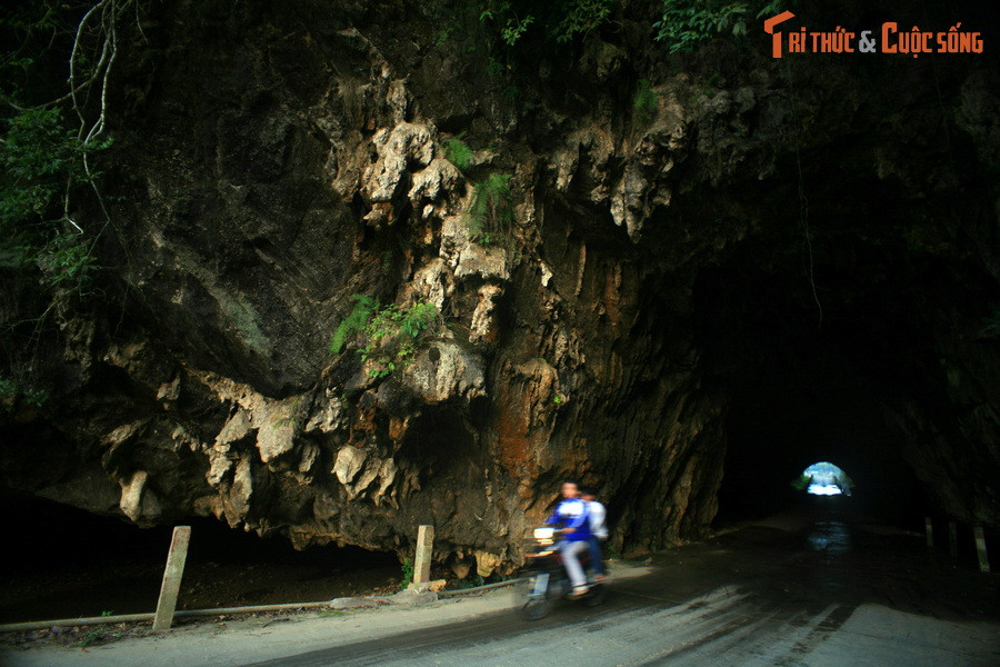 Chạy xe qua hang Ngườm Bang thực sự là trải nghiệm có 1-0-2, vì đây chính là hang động tự nhiên duy nhất ở Việt Nam được sử dùng làm hầm đường bộ.