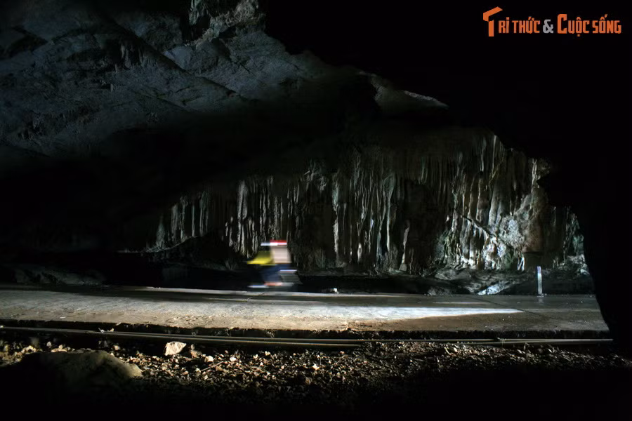 Năm 2003, hang được cải tạo lại và trở thành một phần của tỉnh lộ 207. Từ một chốn hoang vắng, hang trở thành tuyến đường chính của cả huyện.